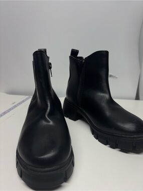 MIA Kids Virjinia black Chelsea boots size 1